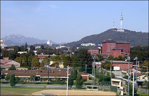 용산 국립중앙박물관에서 바라본 용산미군기지. 남산이 보인다. 